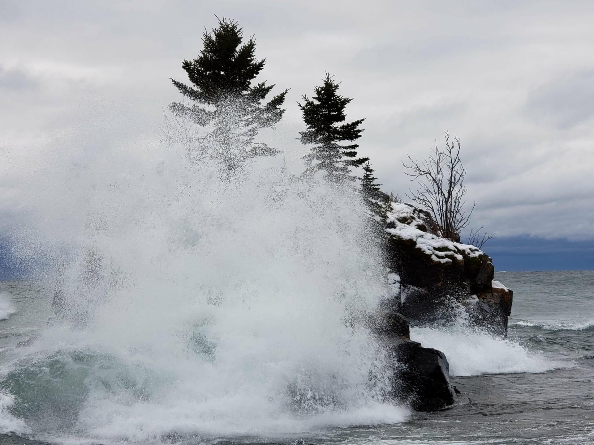 Hazardous waves on the Great Lakes