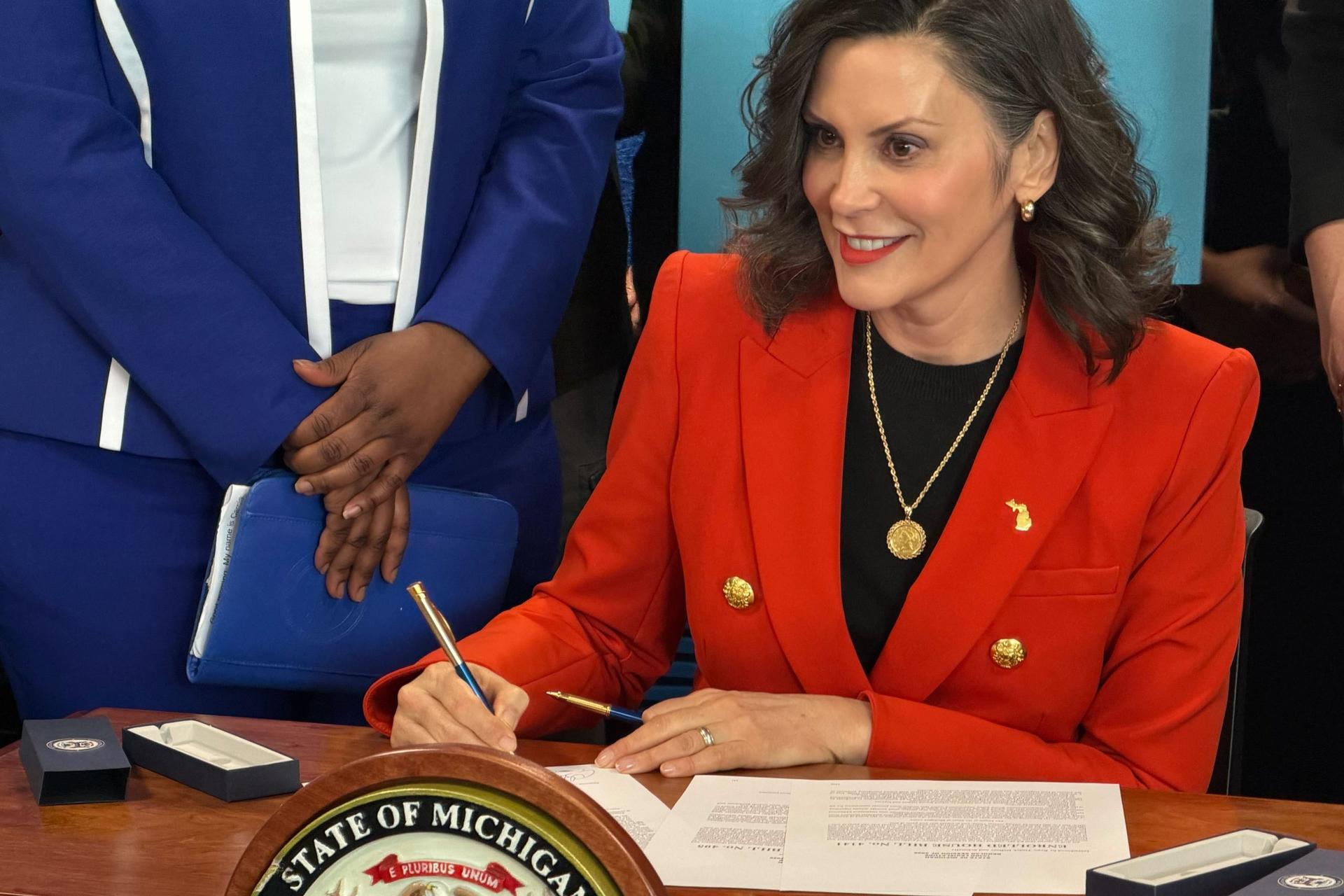 Gov. Gretchen Whitmer signs classroom smartphone ban for Michigan schools. What to know